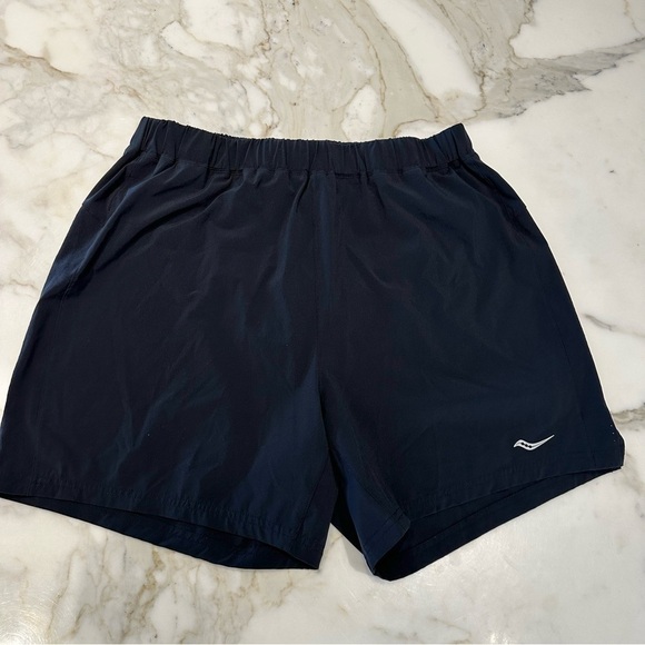SAUCONY MEN'S OUTPACE 5" SHORT - Picture 1 of 9
